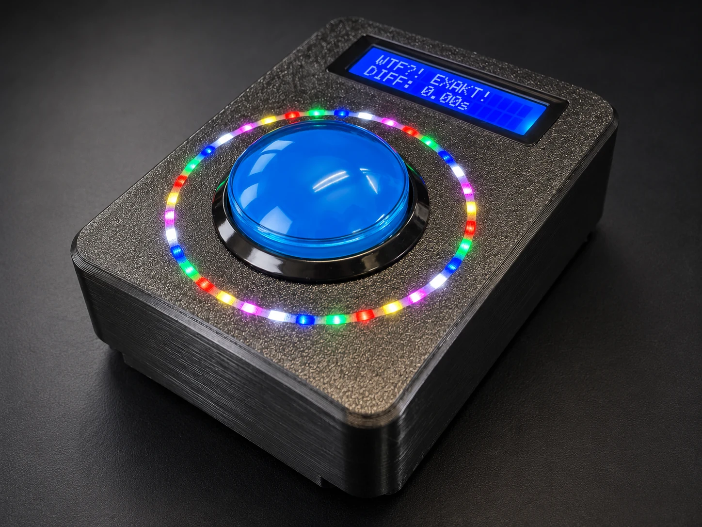 Echter SNUX Play Prototyp mit blauem Arcade-Taster, buntem LED-Ring und LCD-Display